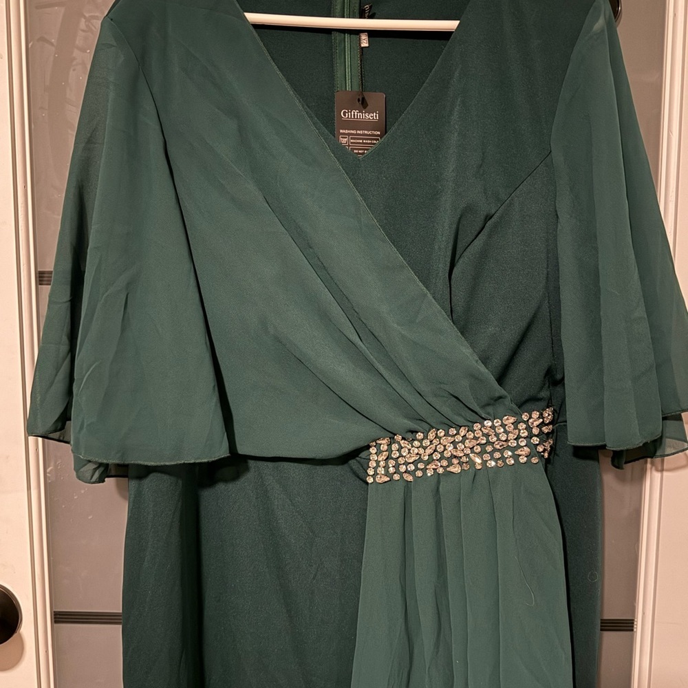 Elegant Green Maxi Dress with Rhinestone Accent